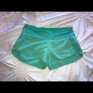 Lululemon speed shorts! 2.5in, size 6